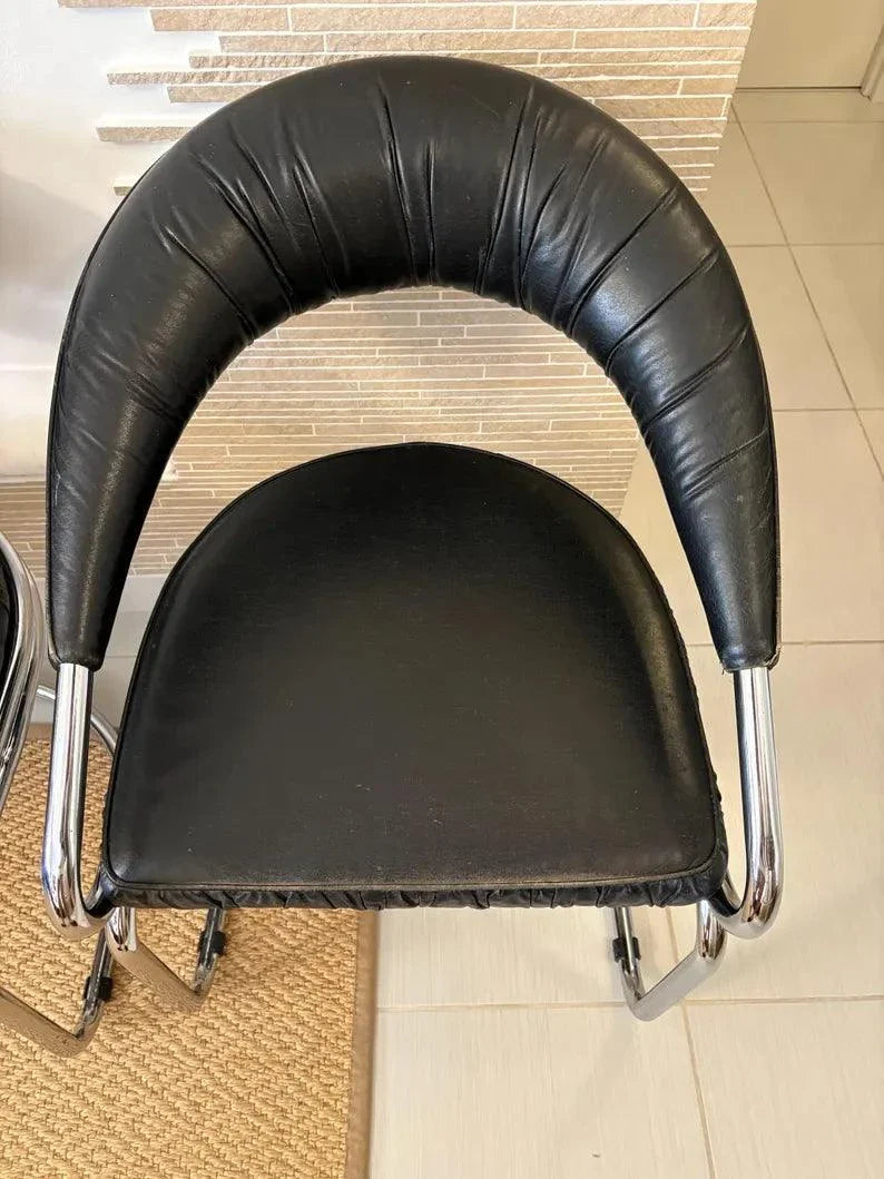 Sedia vintage Giotto Stoppino in pelle nera con struttura in acciaio tubolare stile mid-century Wassily design italiano