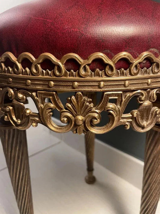 Sedia da pianoforte vintage in ottone con seduta in pelle rossa, design Art Deco e struttura tubolare in stile italiano mid-century.