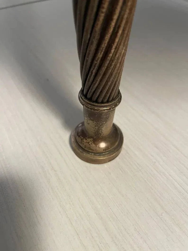Dettaglio vintage in ottone della gamba di sedia da pianoforte in cuoio design italiano anni '60 Art Deco