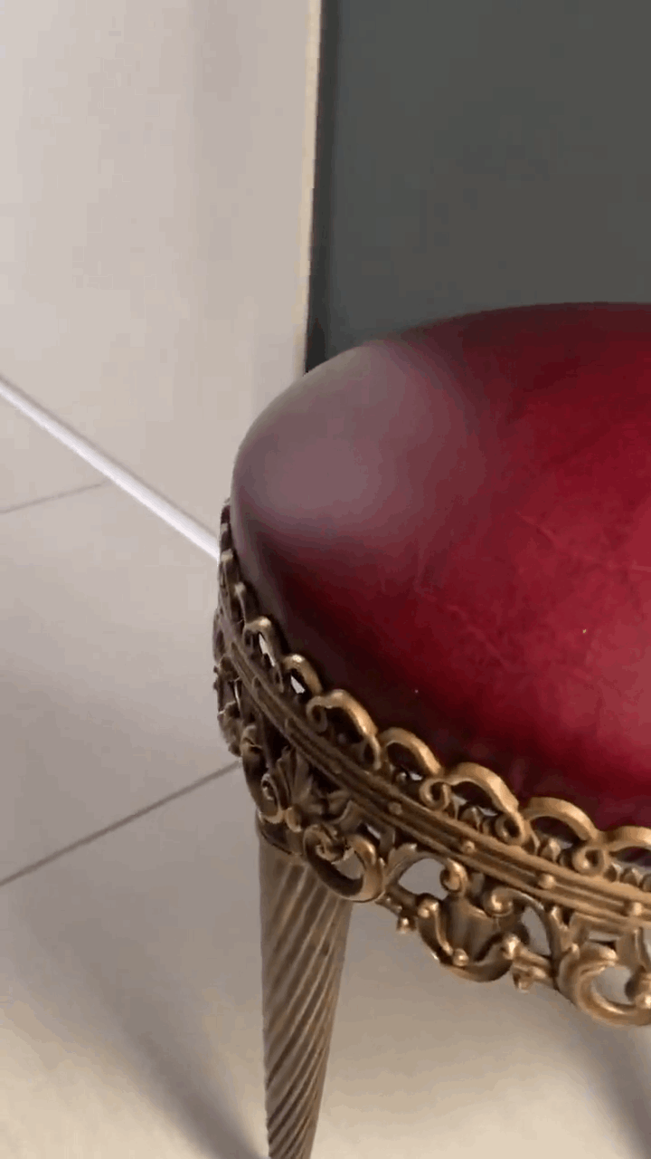 Sedia da pianoforte vintage in ottone con seduta in pelle rossa, design Art Deco e struttura tubolare in stile Space Age italiano.