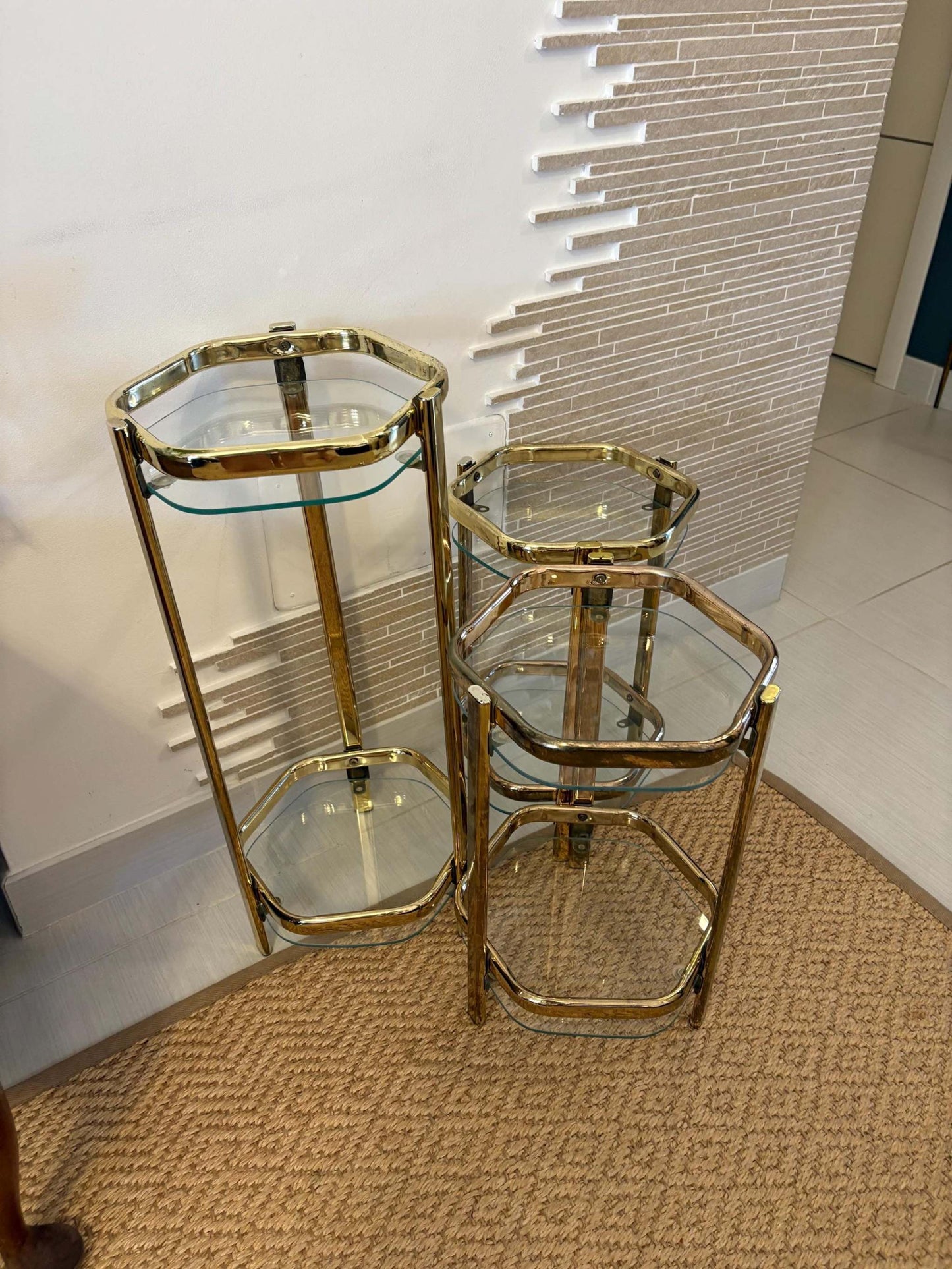 Set di tavolini vintage da comodino in ottone e vetro, design italiano anni '60, stile barocco e art déco.