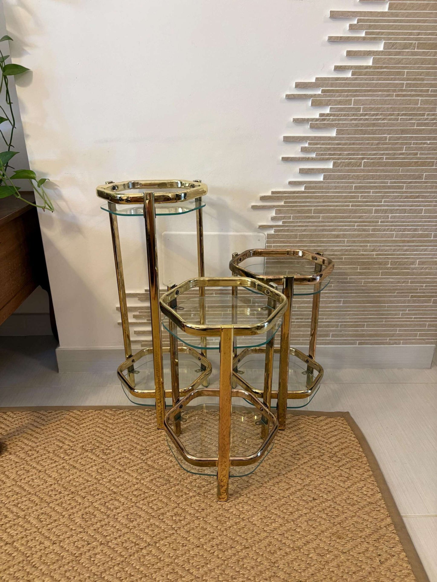 Set di tavolini vintage da comodino in ottone e vetro, design italiano mid-century, stile barocco e art déco.