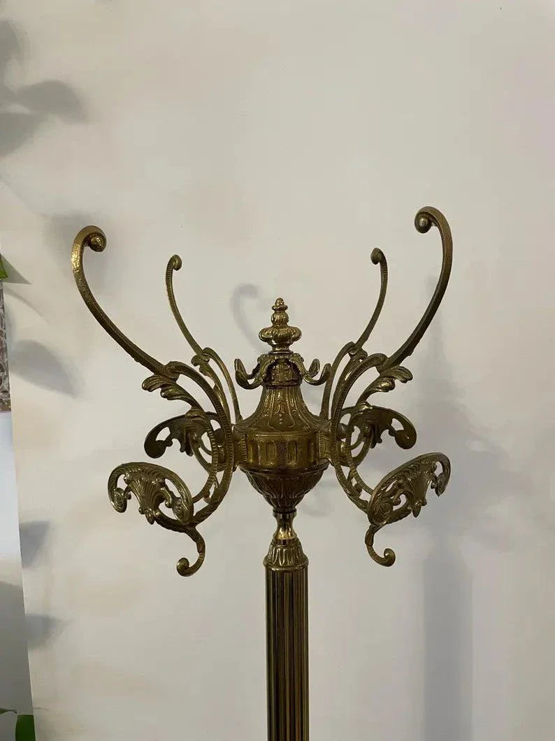 Appendiabiti vintage in ottone con design Art Deco e stile Mid Century, struttura elegante e decorativa per ingressi raffinati.