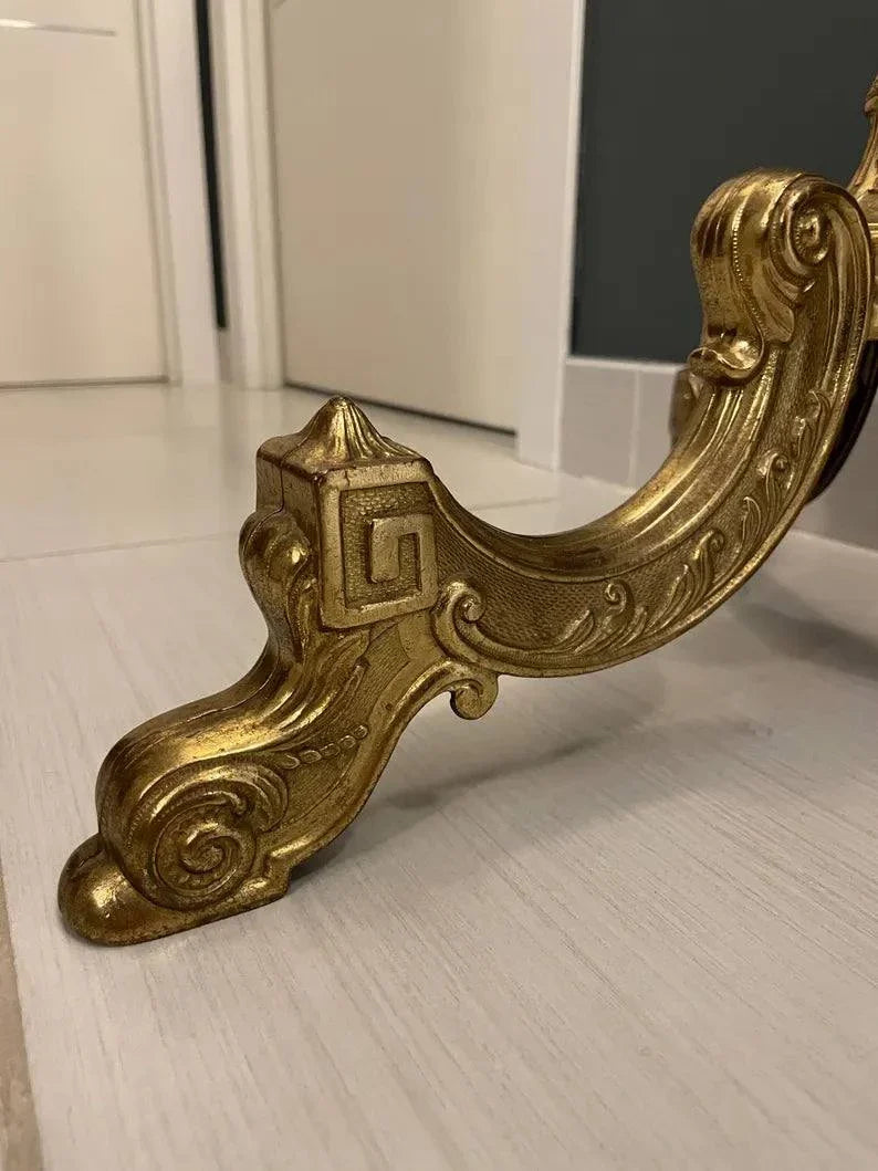 Gancio appendiabiti vintage in ottone dorato con design Art Deco e dettagli decorativi raffinati di stile italiano mid-century.