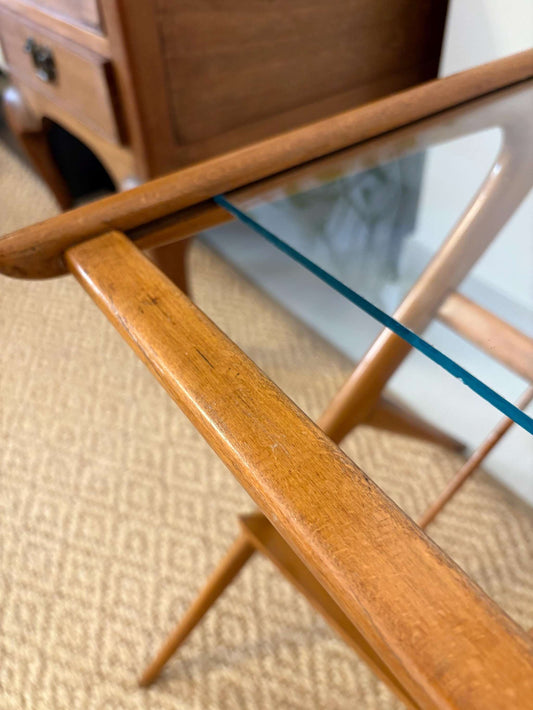Tavolino vintage da comodino in legno chiaro con piano in vetro removibile e dettagli in ottone stile italiano metà secolo design Ico Parisi