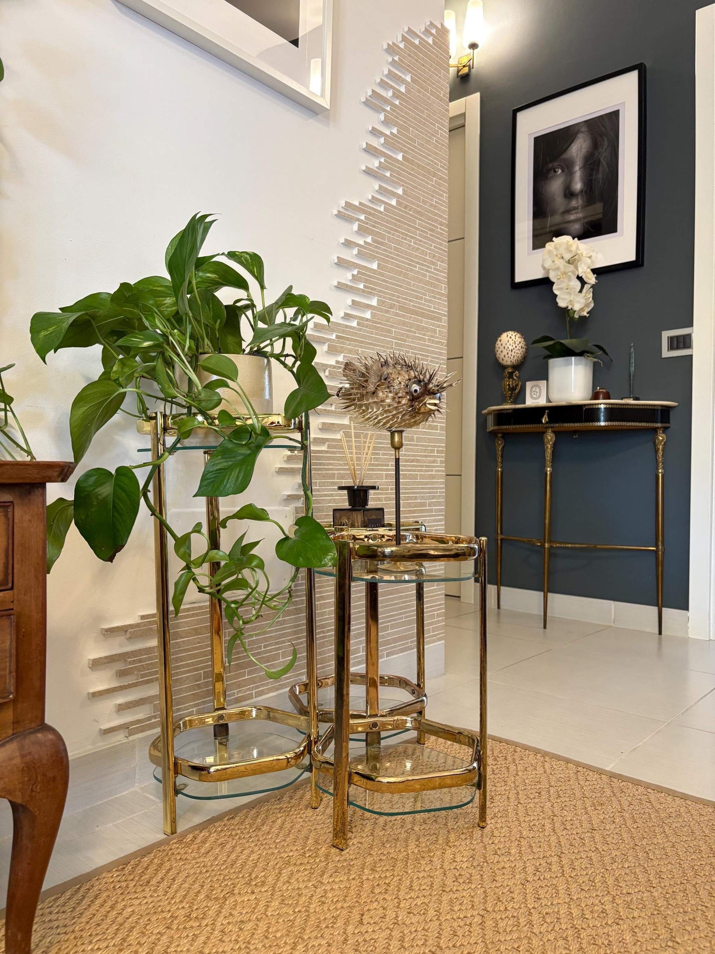 Set di tavolini vintage da comodino in ottone e vetro design italiano mid-century elegante e scultoreo