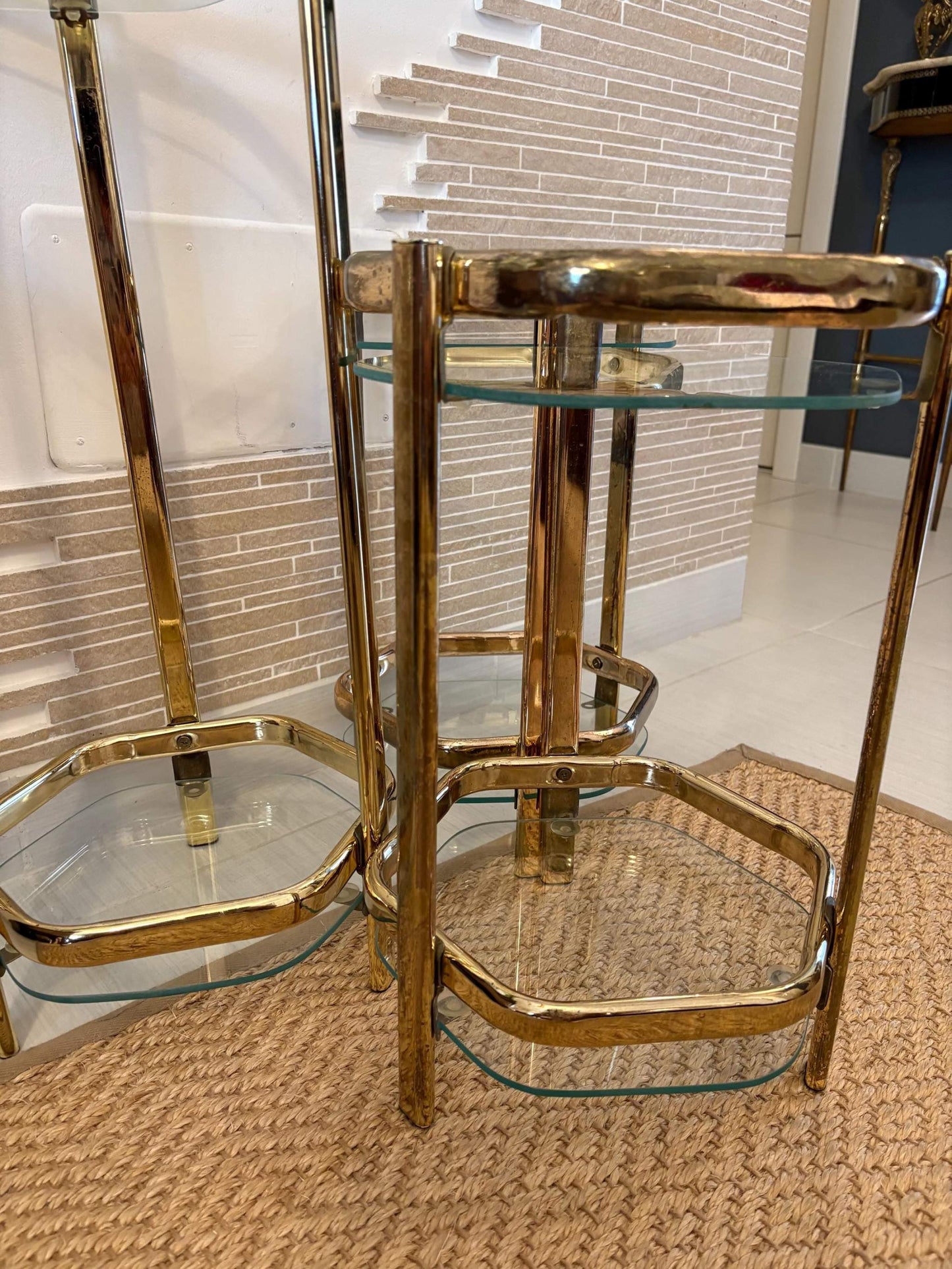 Set di tavolini vintage da comodino in ottone e vetro design italiano metà secolo, decorazione barocca art deco lusso