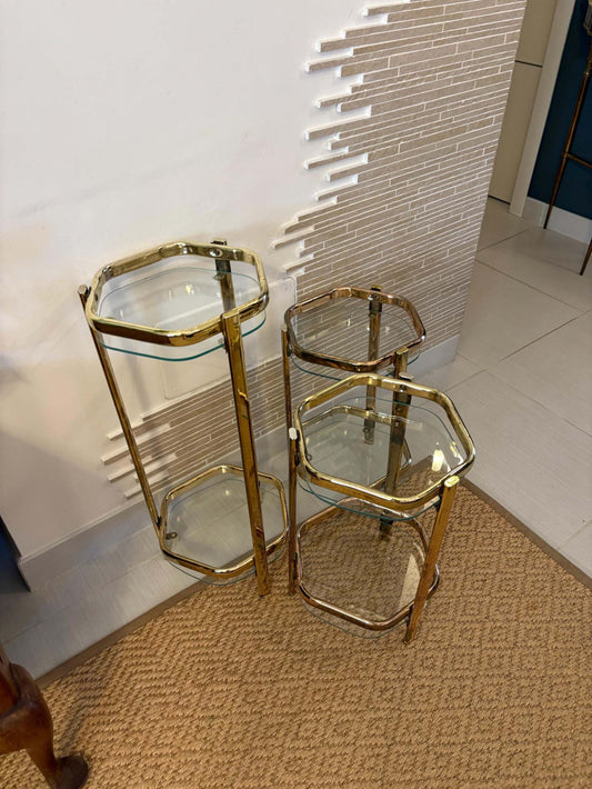 Set di tavolini vintage da comodino in ottone e vetro stile italiano mid-century design scultoreo