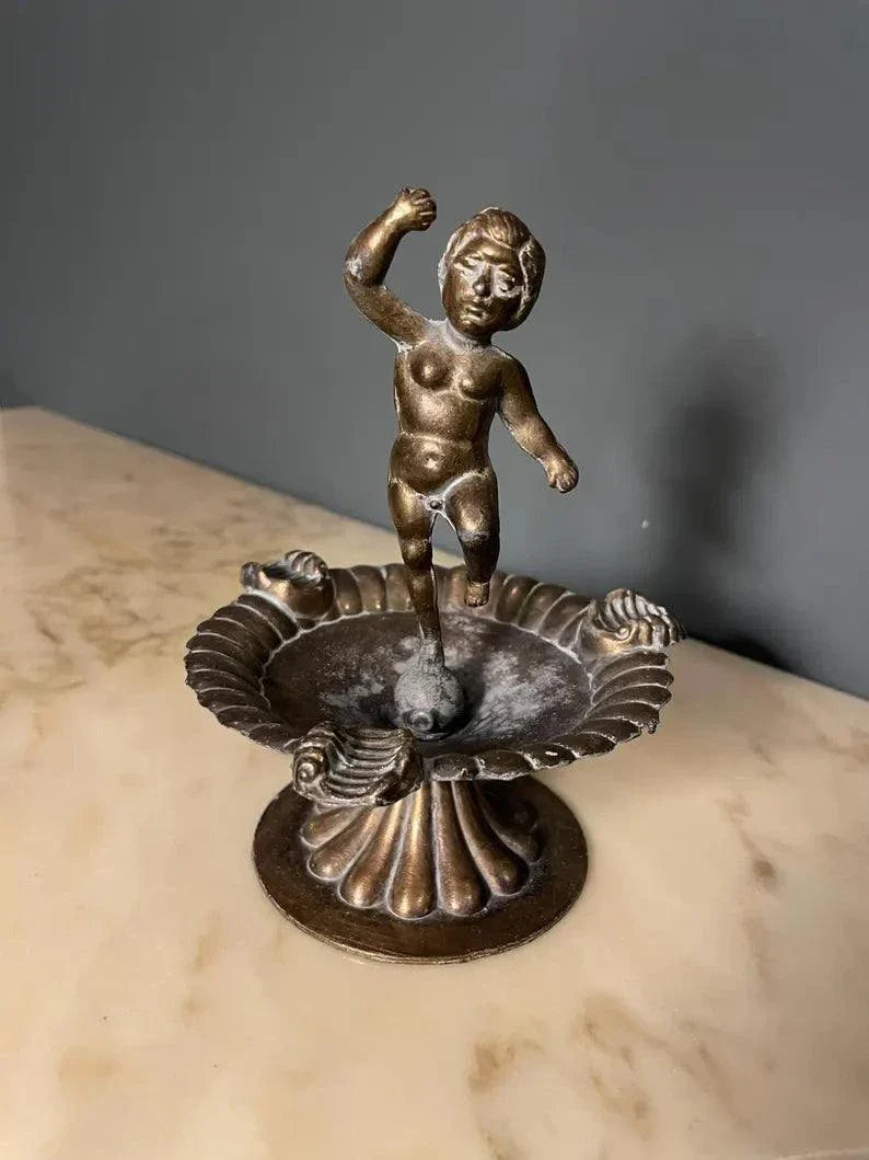 Posacenere vintage italiano in ottone con statua decorativa artigianale stile mid-century