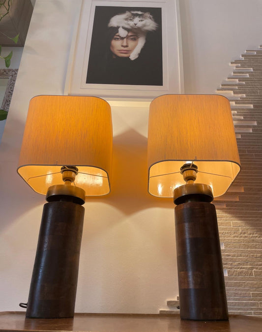 coppia di lampade da tavolo vintage design deco con basi cilindriche in legno scuro e dettagli in metallo color ottone antico per interni eleganti