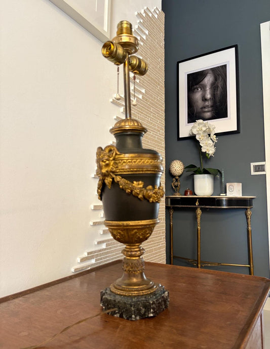 Lampada da tavolo in stile Impero francese con corpo a forma di urna in metallo nero e dettagli in ottone dorato, base in marmo, design vintage elegante.