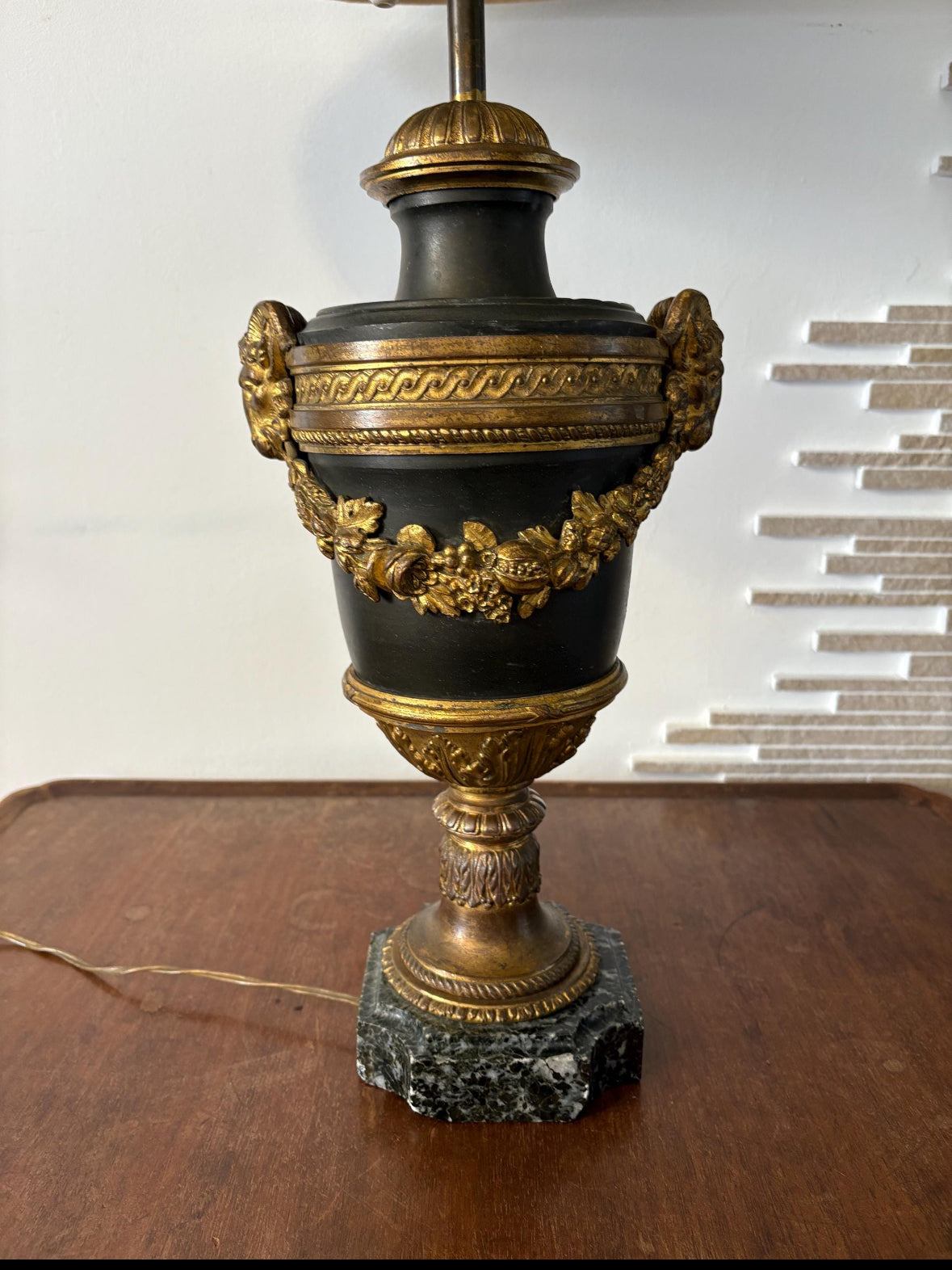 lampada da tavolo stile Impero francese in metallo brunito e dettagli in ottone dorato con base in marmo