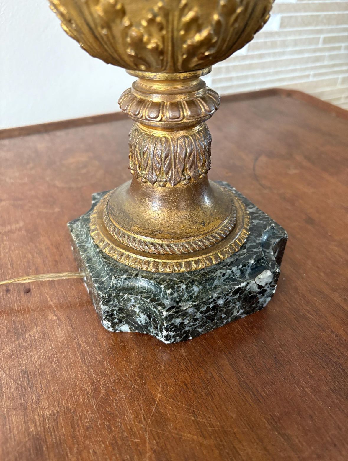 lampada da tavolo stile Impero francese con base in marmo e dettagli in ottone dorato vintage