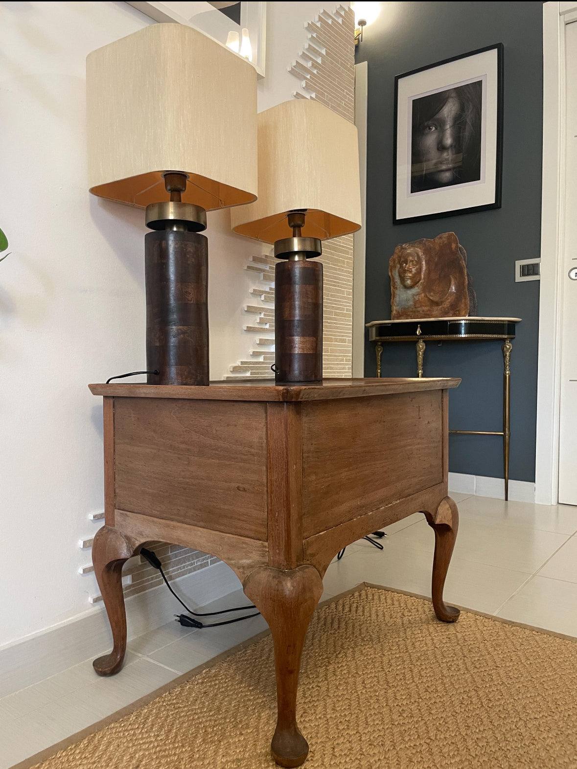 lampade da tavolo vintage design deco con base cilindrica in legno scuro e finitura metallo bronzo antico su comodino in legno antico elegante