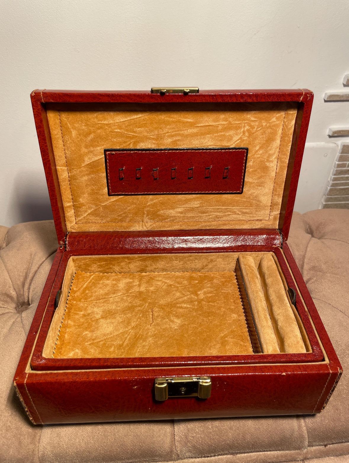 elegante grande portagioie vintage in pelle rossa made in Italy per organizzare collane anelli orecchini e bracciali