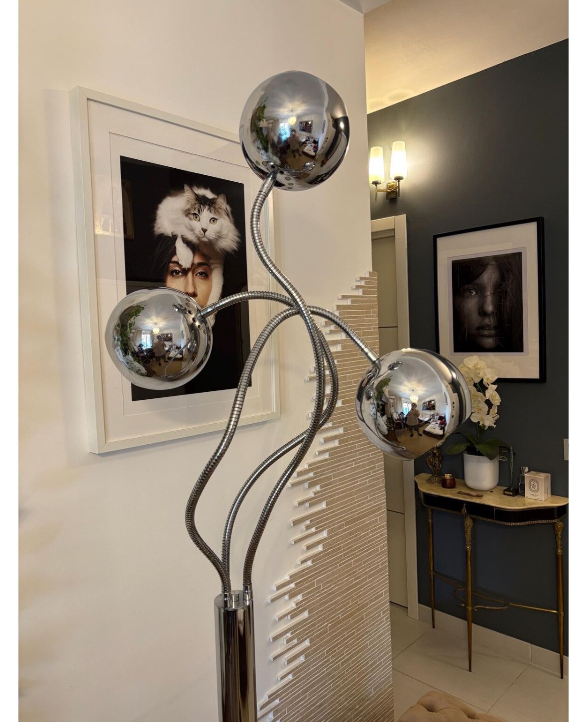 Lampada da terra Reggiani vintage modular design cromata in stile Bauhaus con tre bracci e riflessi specchiati, made in Italy.