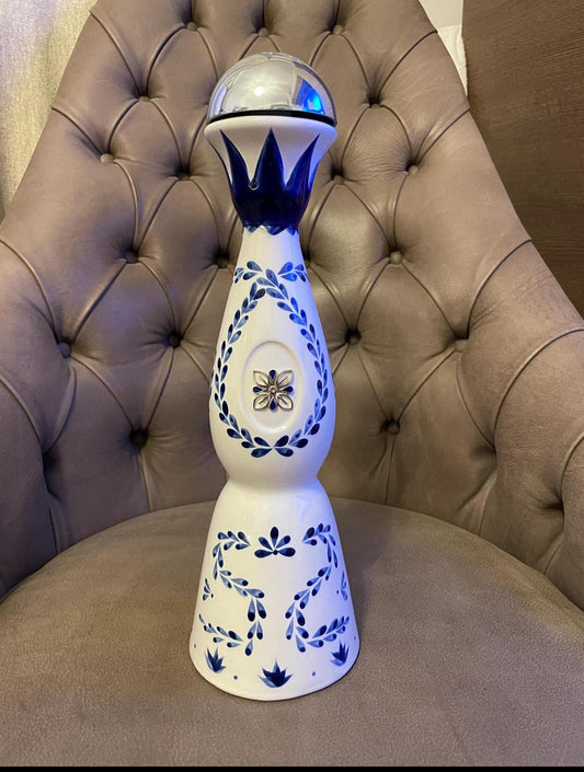 bottiglia Classe Azul Reposado in ceramica bianca con decorazioni floreali blu dipinta a mano e tappo argentato, decanter decorativo da collezione