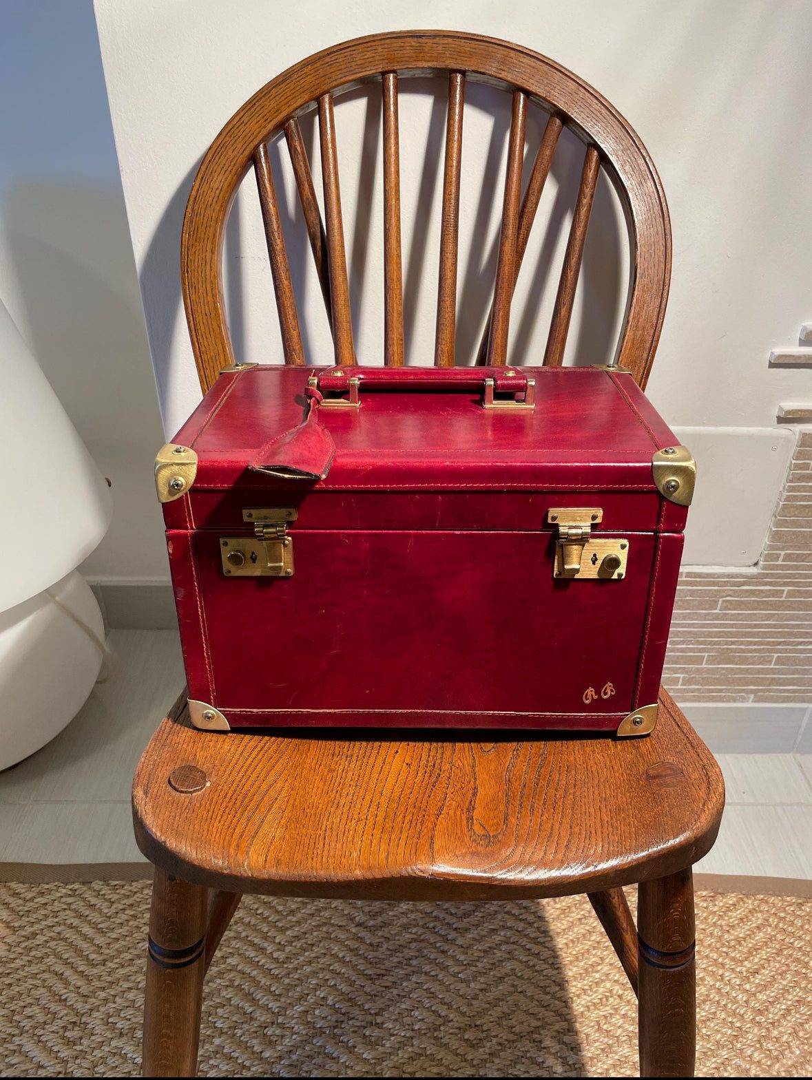 Portagioie vintage italiano in pelle rossa con dettagli oro, design elegante e funzionale per organizzare gioielli.