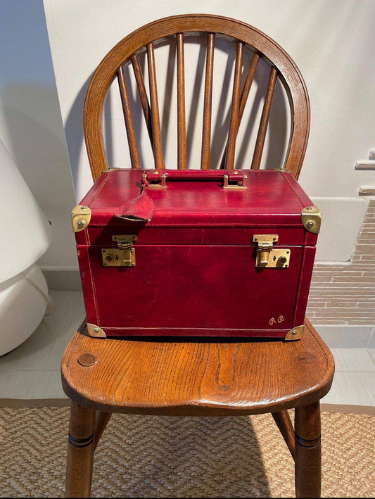 Portagioie vintage italiano in pelle rossa con dettagli oro, design elegante e funzionale per organizzare gioielli.