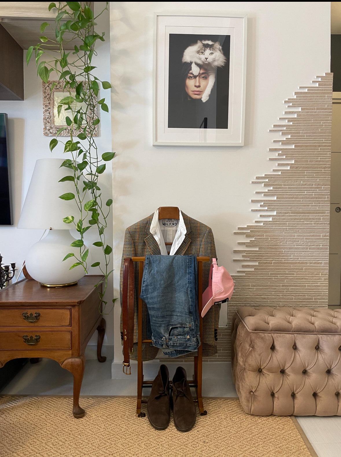 Fratelli Reguitti servomuto vintage in legno con giacca, jeans e scarpe uomo in ambiente elegante