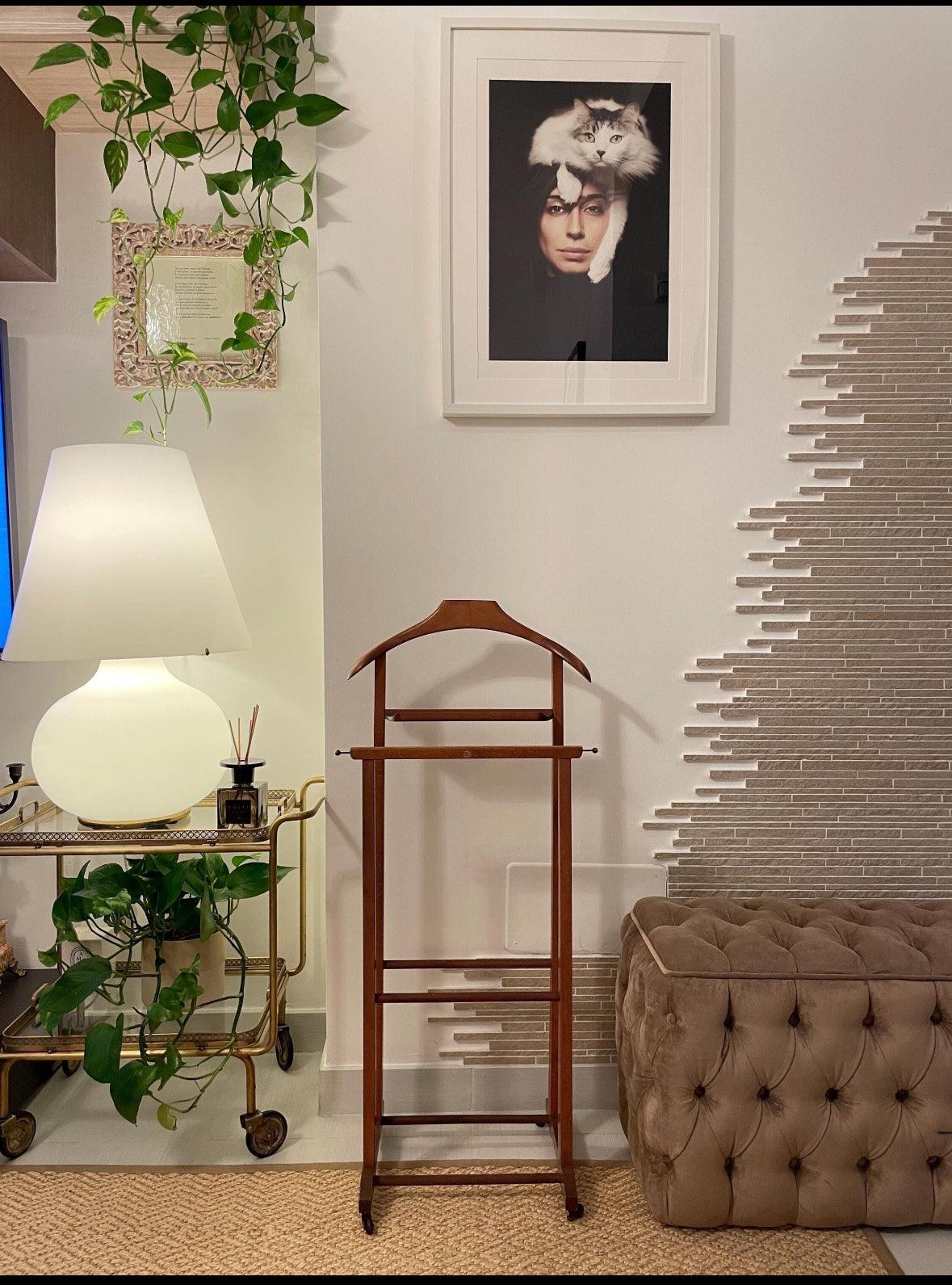 Stand vintage appendiabiti in legno design italiano per abiti elegante e funzionale