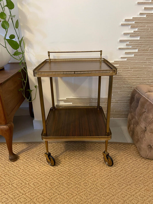 carrello vintage italiano in ottone con ruote e ripiani in vetro stile metà secolo trolley bar elegante