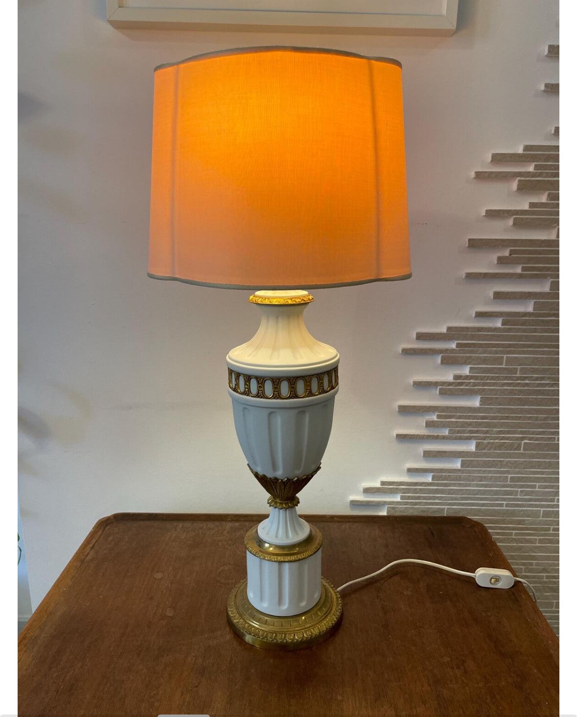 Lampada da tavolo elegante in ceramica bianca e ottone dorato stile vintage classico con paralume arancione acceso