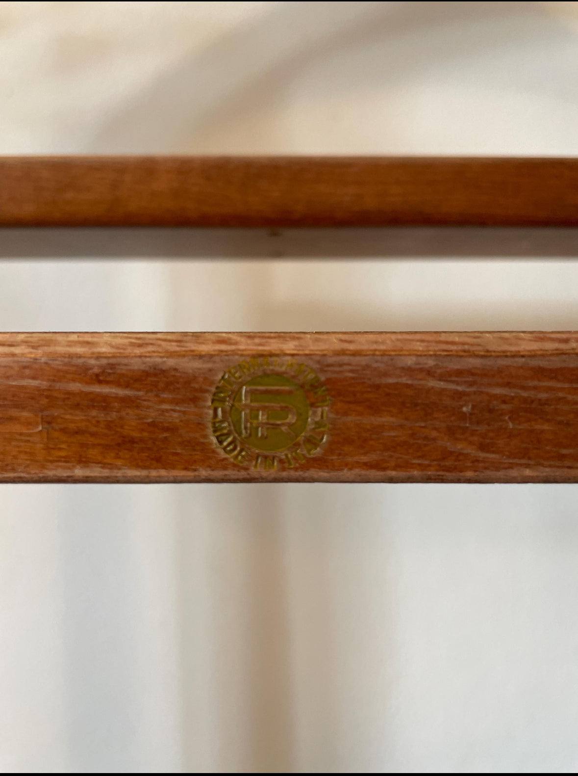 appendiabiti vintage in legno Fratelli Reguitti con logo inciso, design classico italiano