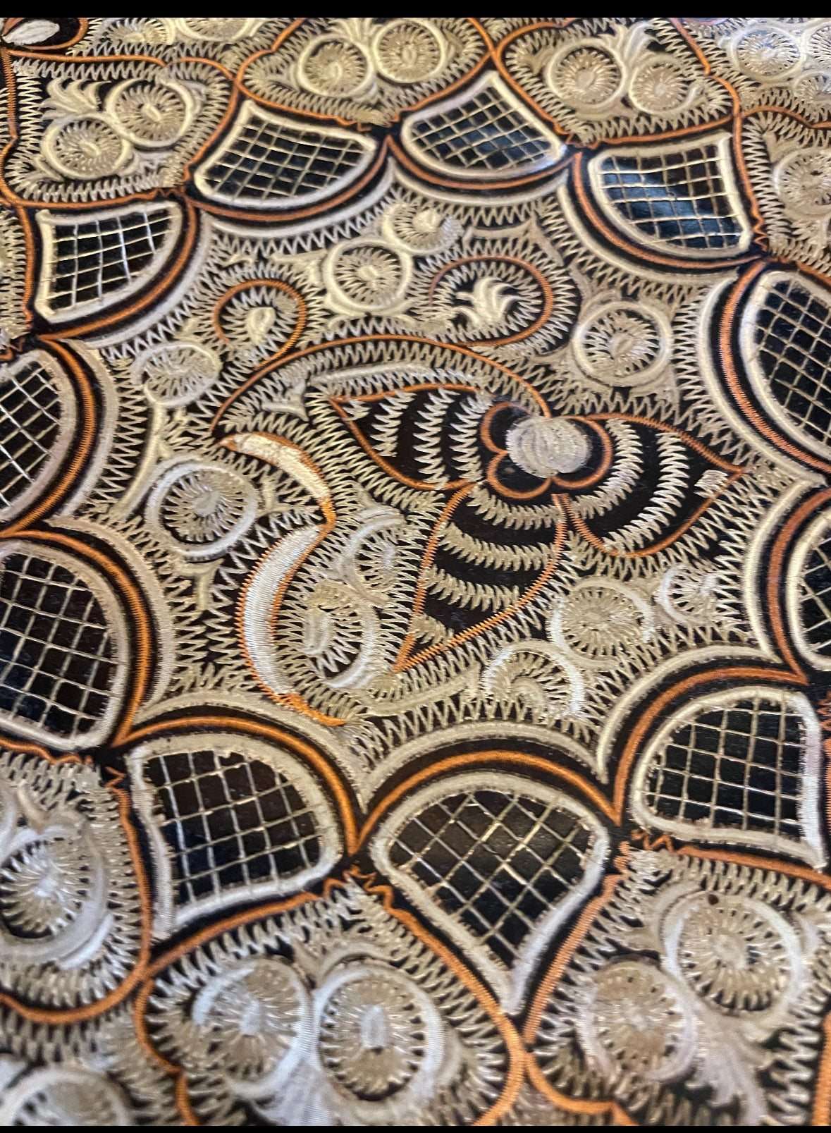 Vassoio decorativo artigianale di lusso con motivi geometrici e floreali intrecciati in metallo di alta qualità per tè e caffè.