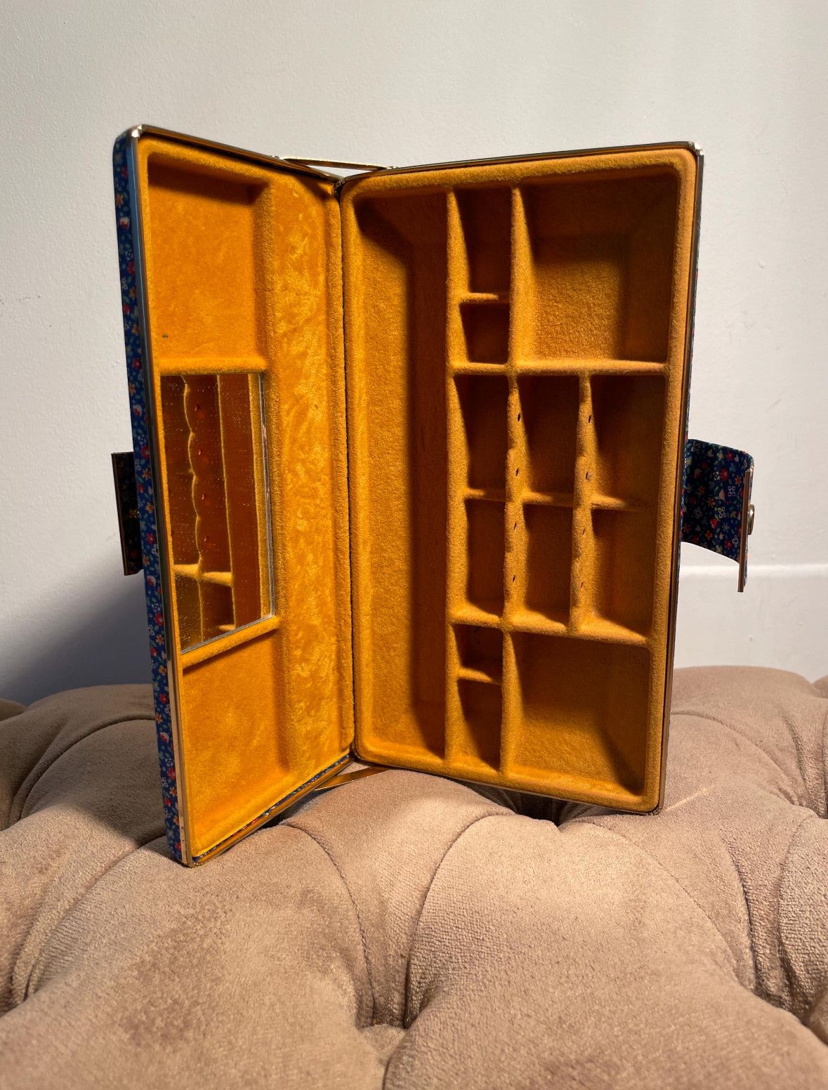Grande porta gioielli vintage in pelle italiana con interno spazioso e scomparti per anelli, collane e orecchini