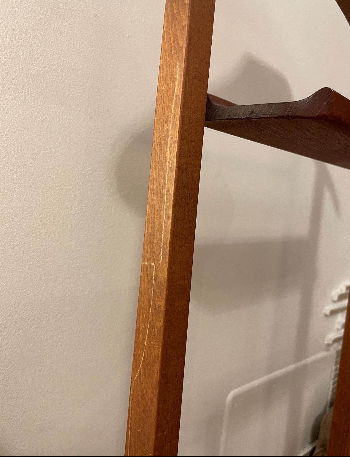 appendiabiti vintage in legno made in Italy con design classico e segni di usura autentici