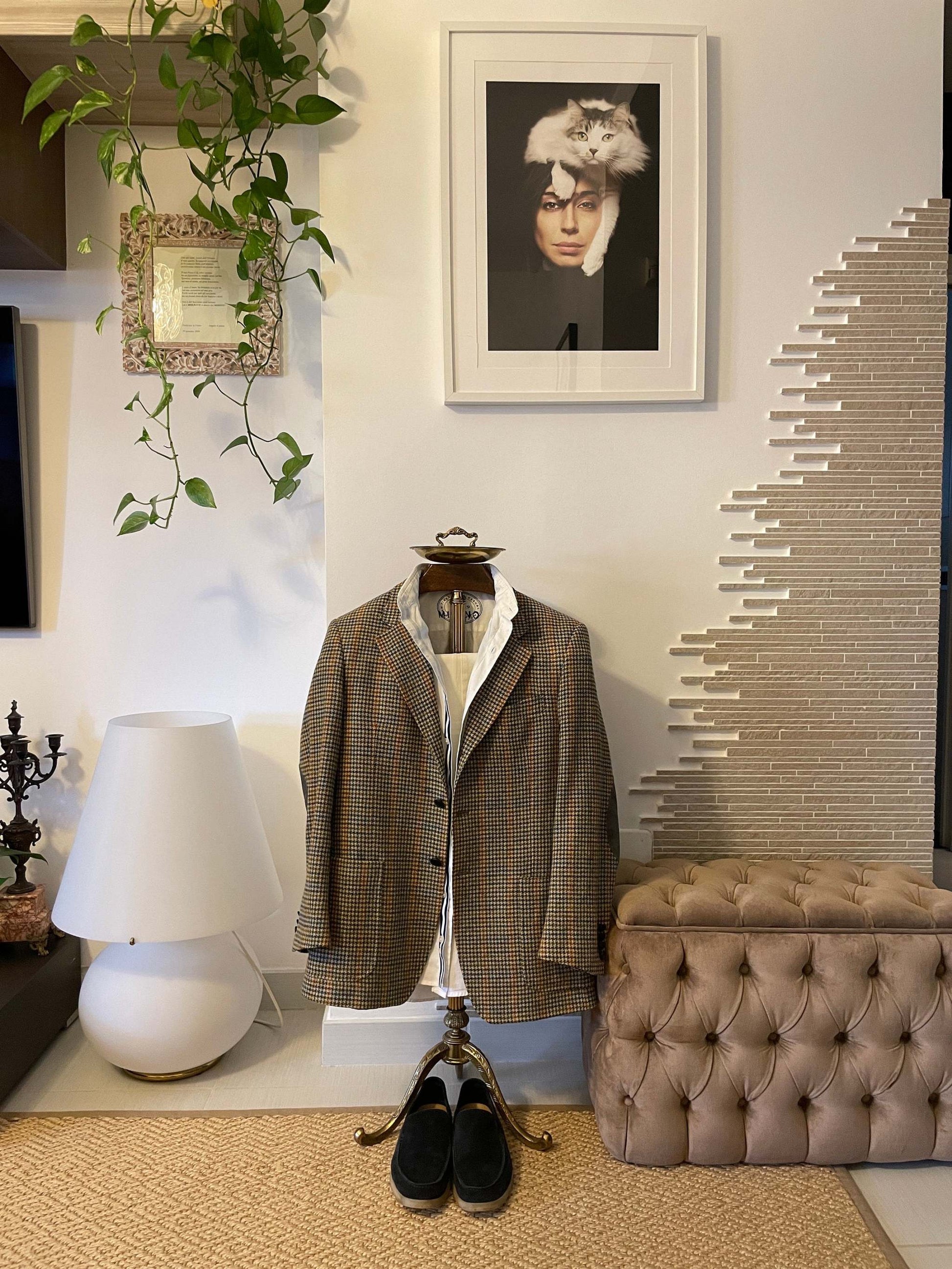 servomuto clothes valet vintage anni 60 in legno con giacca e scarpe, arredamento funzionale italiano