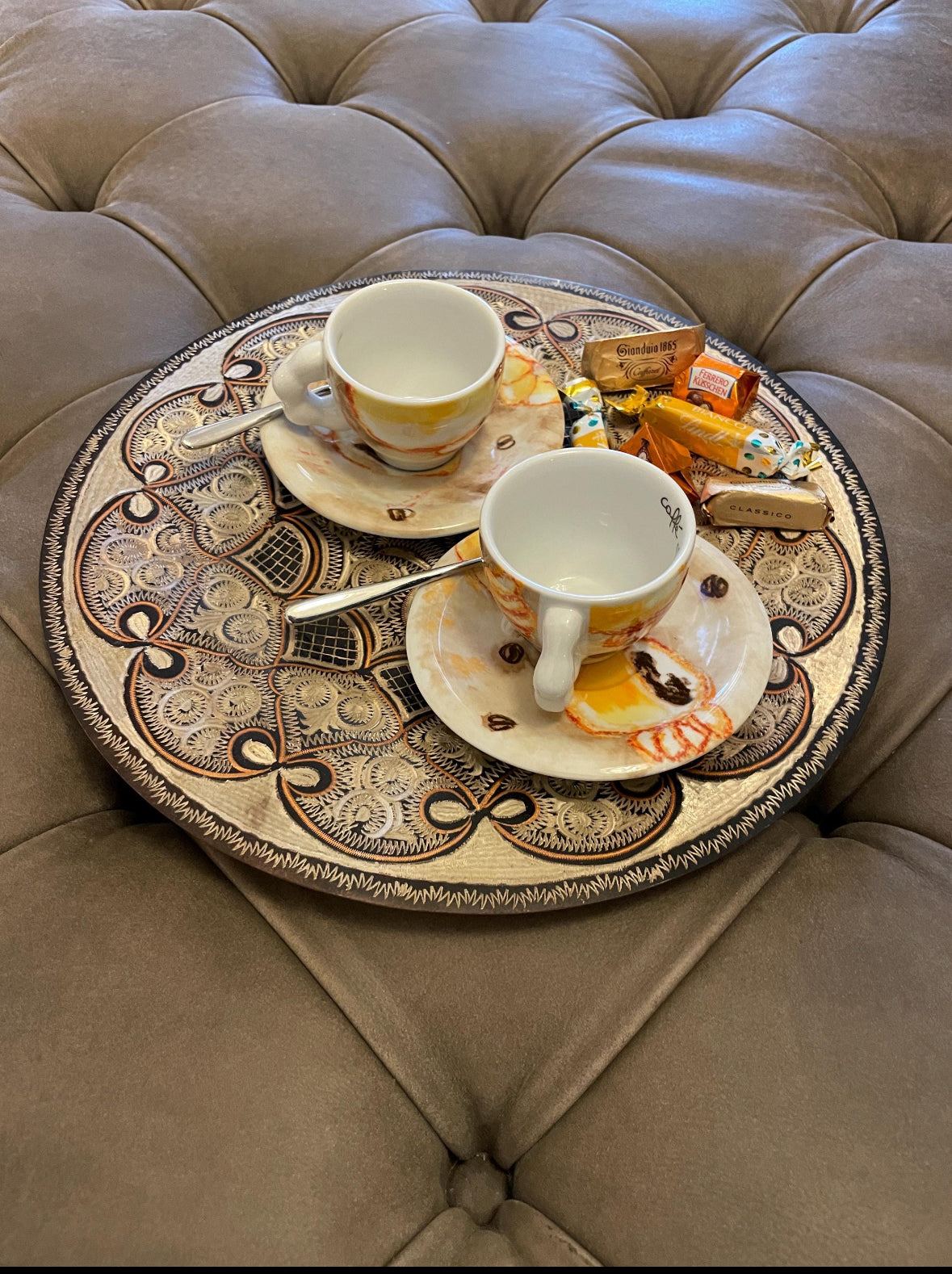 Set di tè di lusso fatto a mano con vassoio ornamentale decorativo e due tazzine raffinate