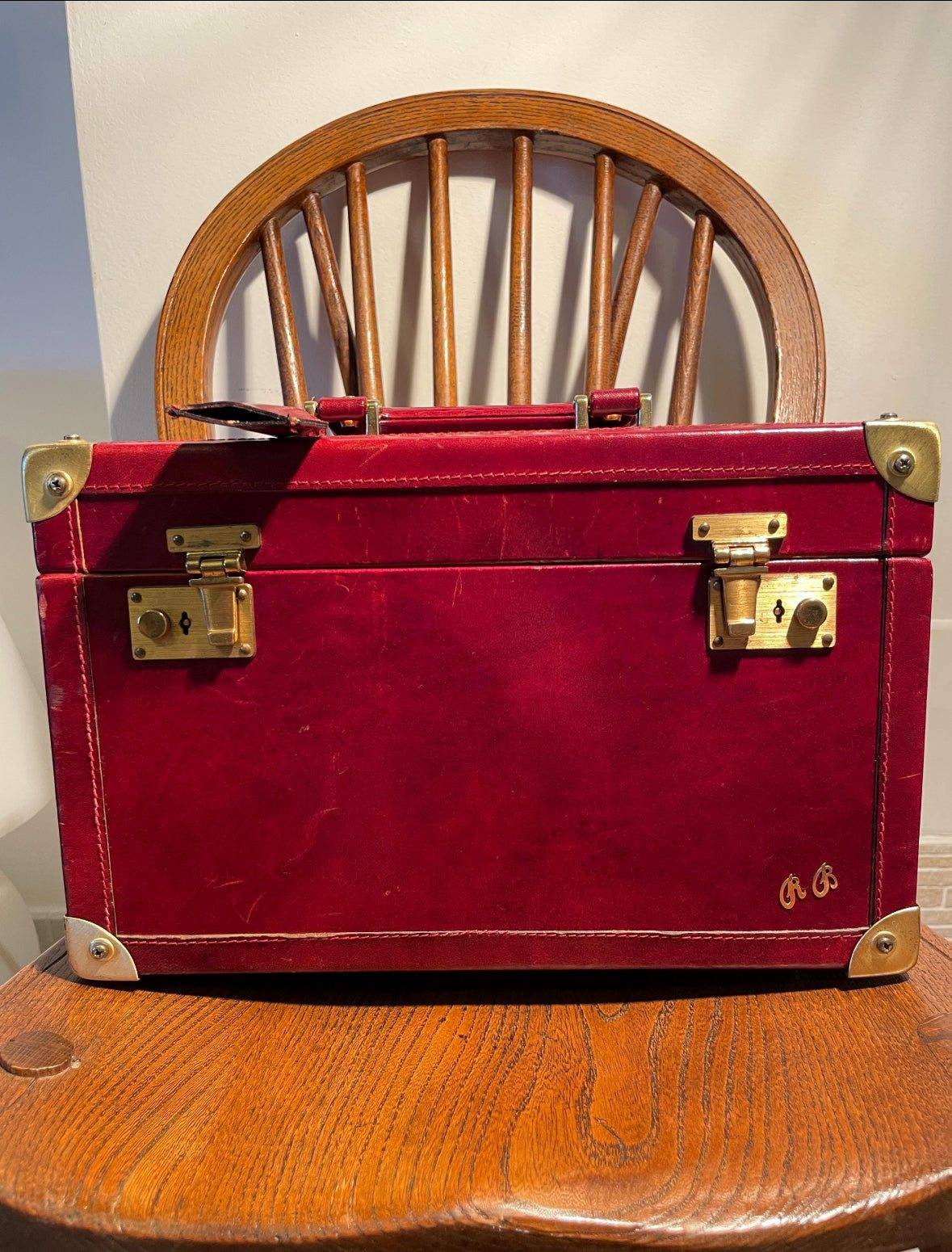 Scatola portagioie vintage in pelle rossa con dettagli in ottone e iniziali dorate, design italiano elegante e spazio interno ampio per organizzare gioielli.