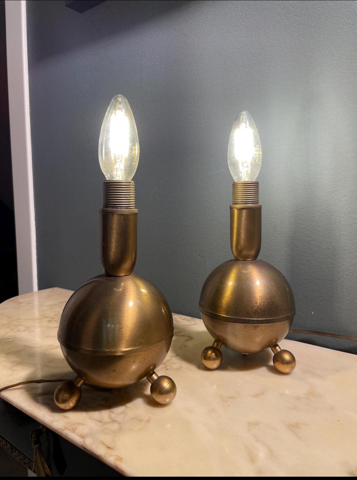 coppia di lampade vintage in ottone dallo stile bauhaus italiano degli anni 40 design art deco e brutalista con luce ambiente elegante