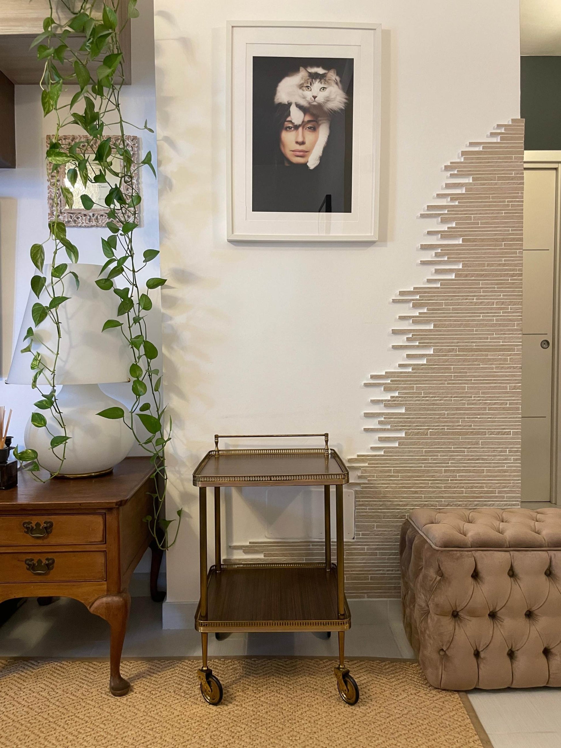 carrello vintage in ottone italiano con ruote e pannelli in vetro stile hollywood regency anni 50 mid century