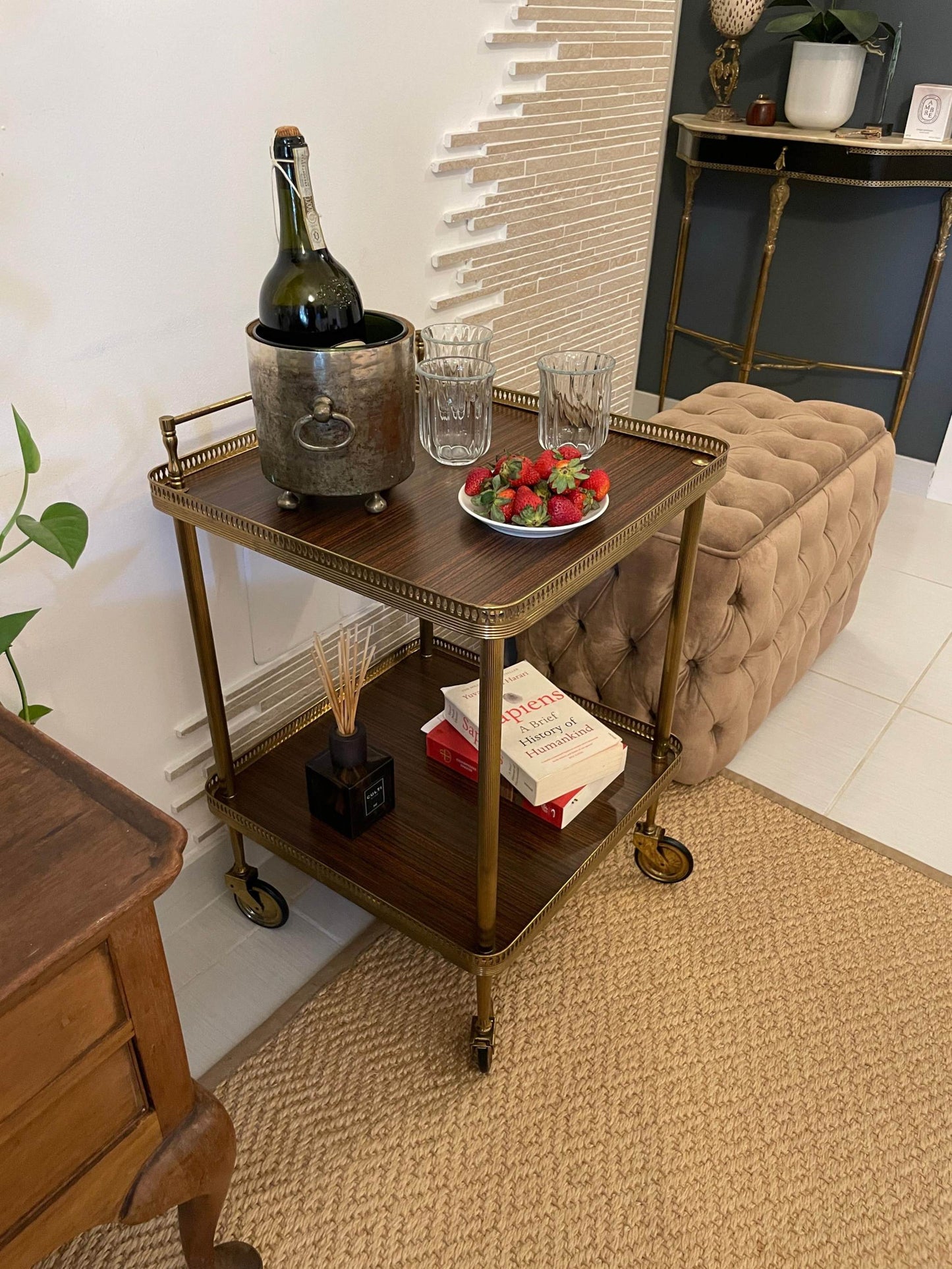 carrello vintage in ottone italiano a due livelli con ruote e piani in vetro, stile hollywood regency anni 50