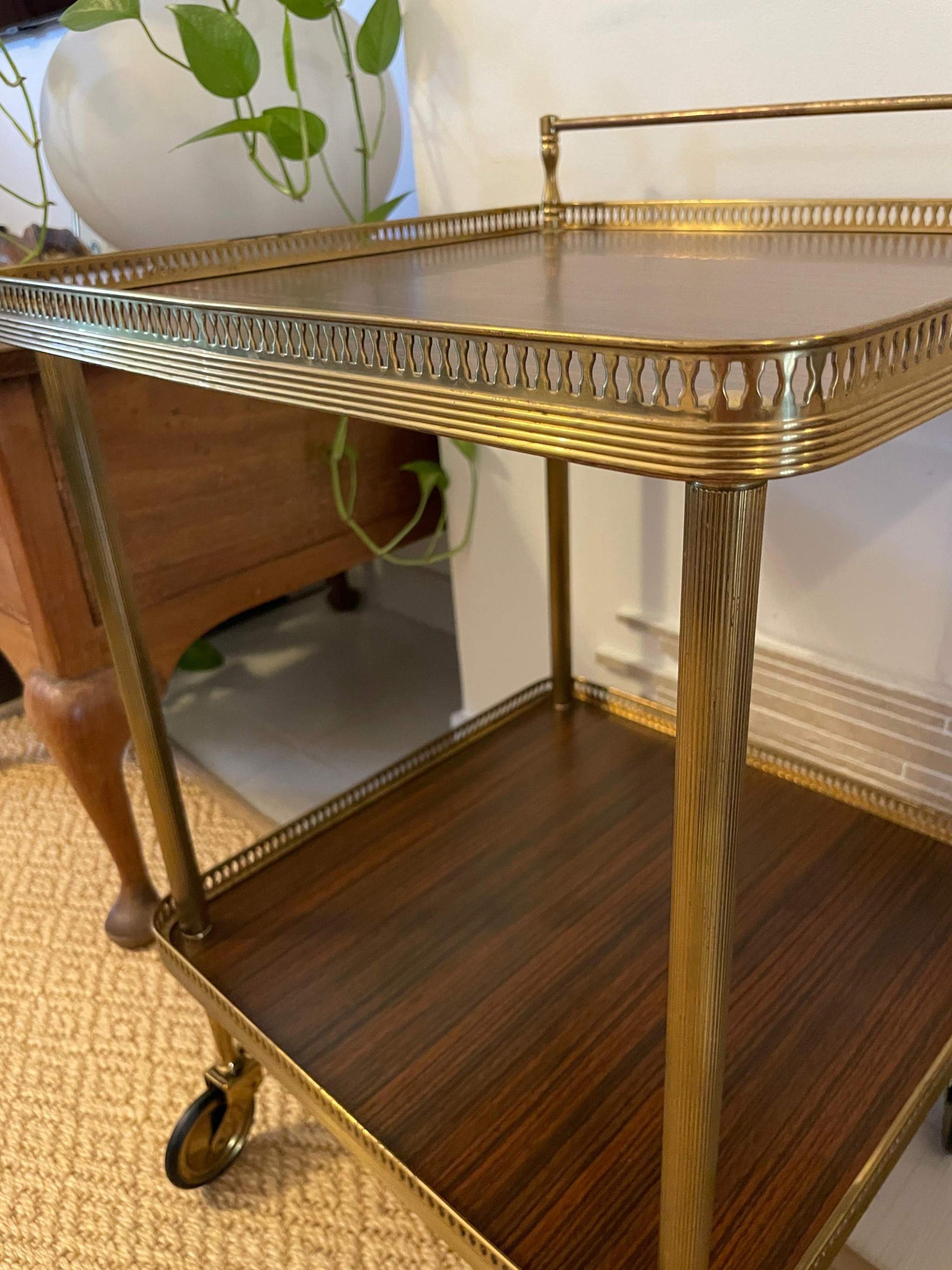 carrello vintage in ottone italiano con ruote e piani in legno, stile Hollywood Regency anni 50