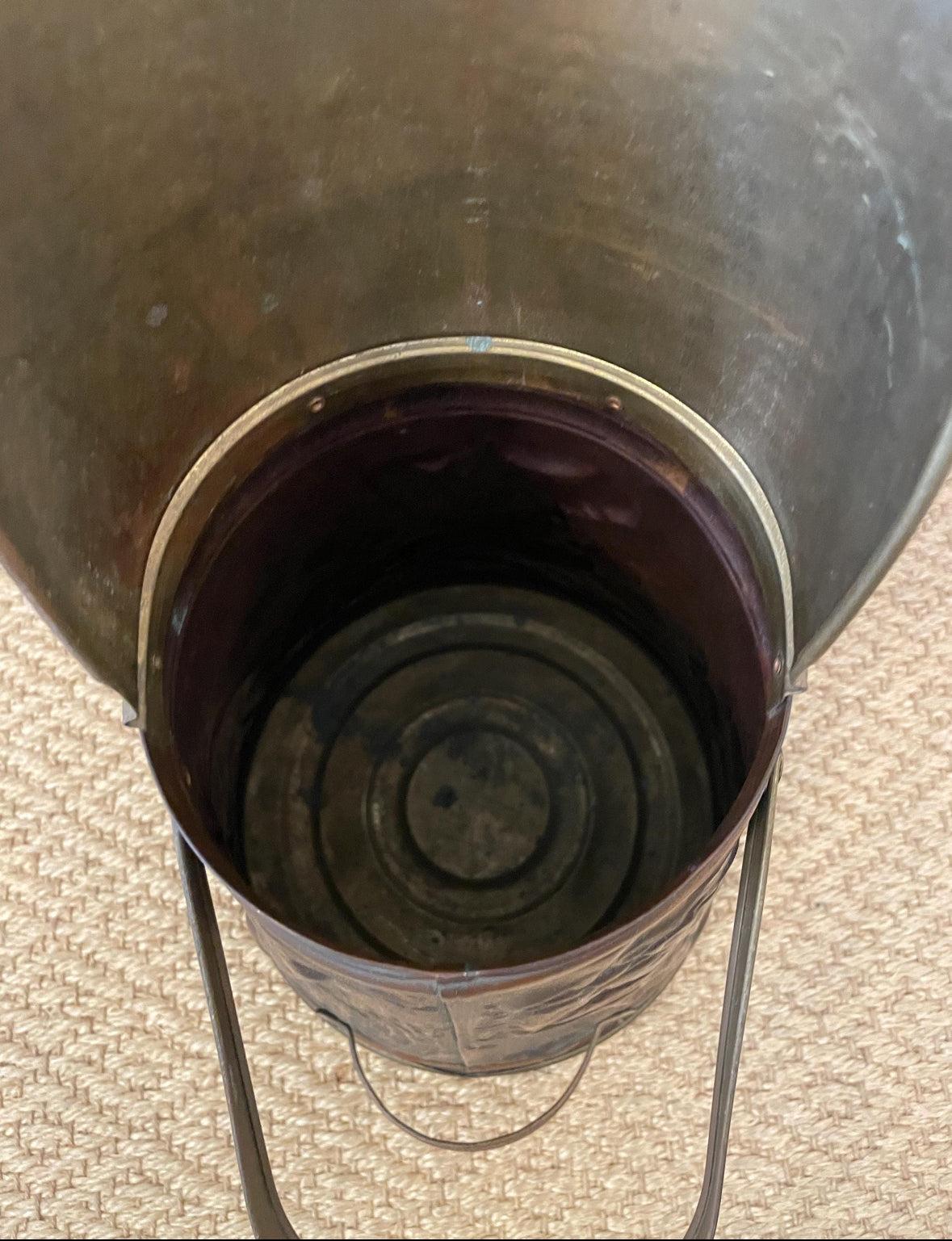 portaombrelli vintage italiano in ottone massiccio con design antico e finitura patinata, porta bastoni da pioggia elegante e decorativo realizzato a mano