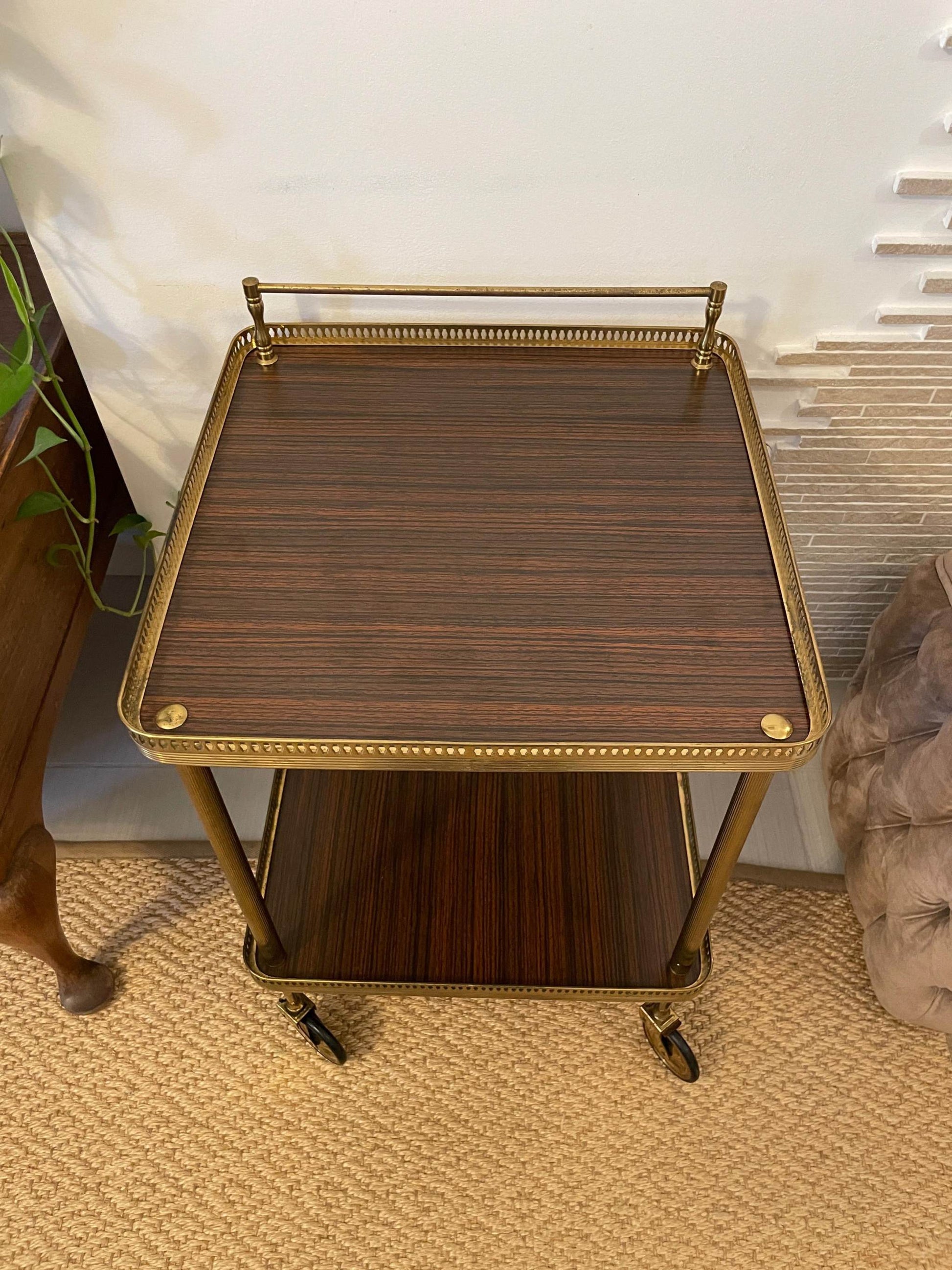 carrello vintage in ottone italiano con piano in legno e ruote, stile Hollywood Regency anni '50, trolley bar mid century elegante