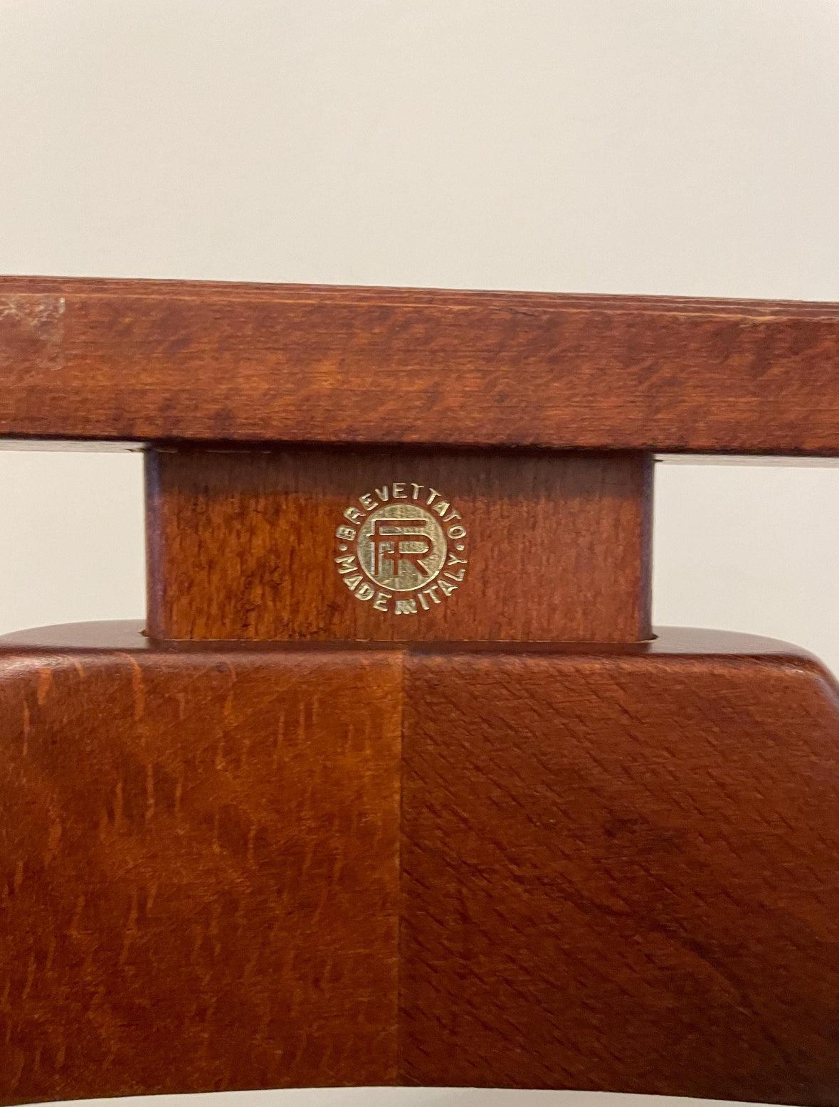 dettaglio logo Fratelli Reguitti su appendiabiti vintage in legno made in Italy
