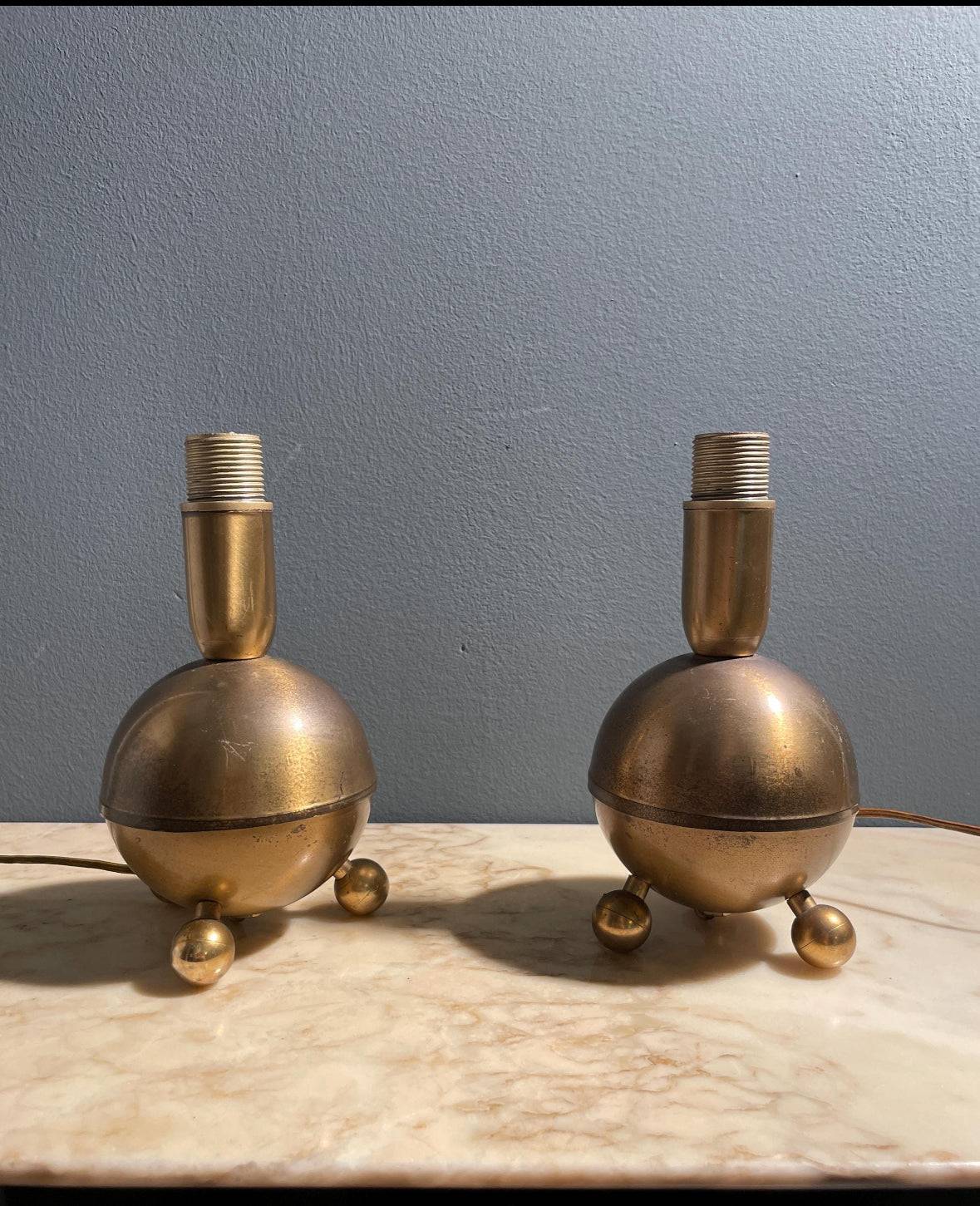 coppia di lampade vintage in ottone stile Bauhaus design italiano anni 40 con base sferica e tre piedi cilindrici