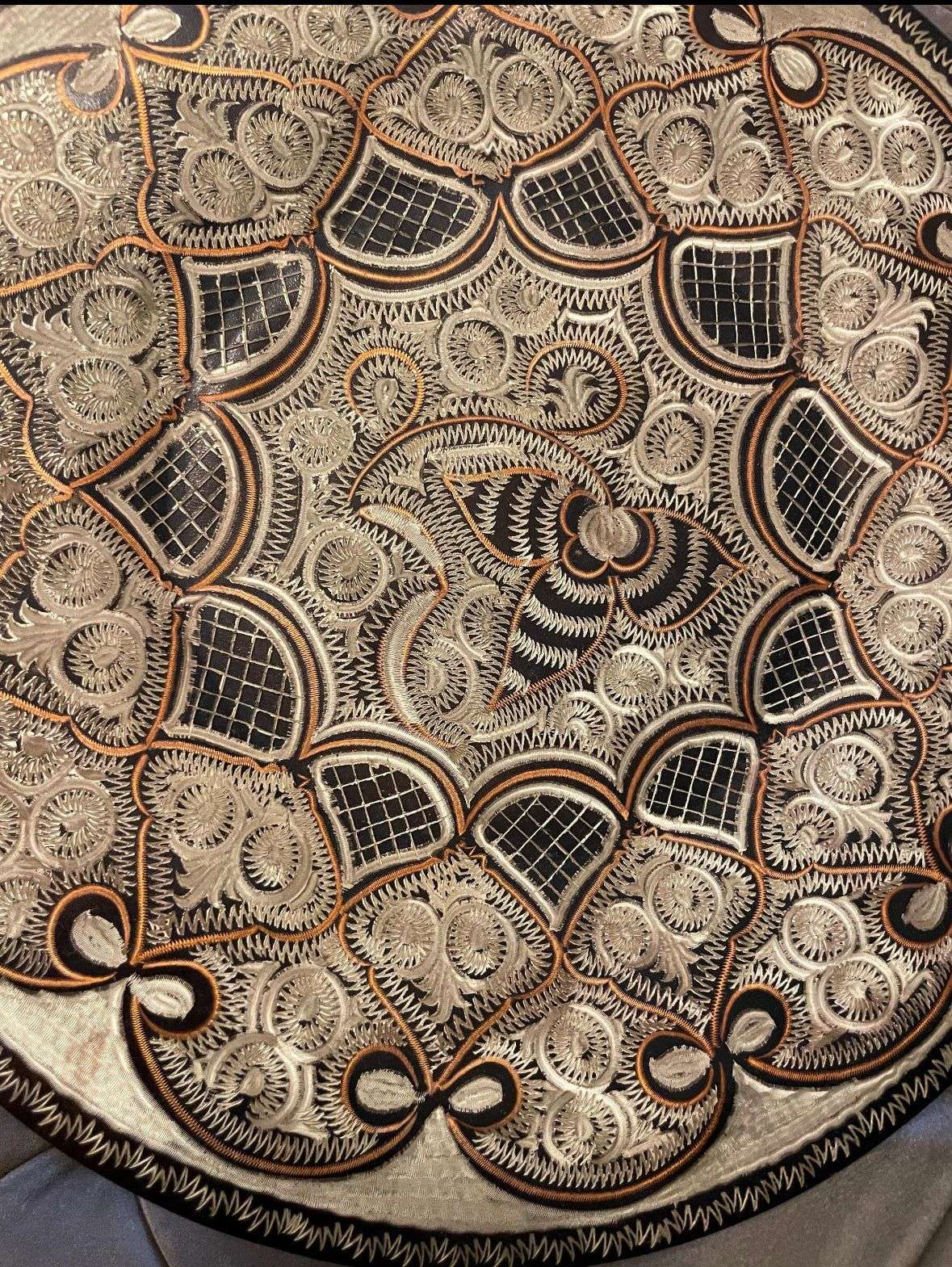 Vassoio ornamentale artigianale di lusso con dettagli geometrici e floreali per tè e caffè.