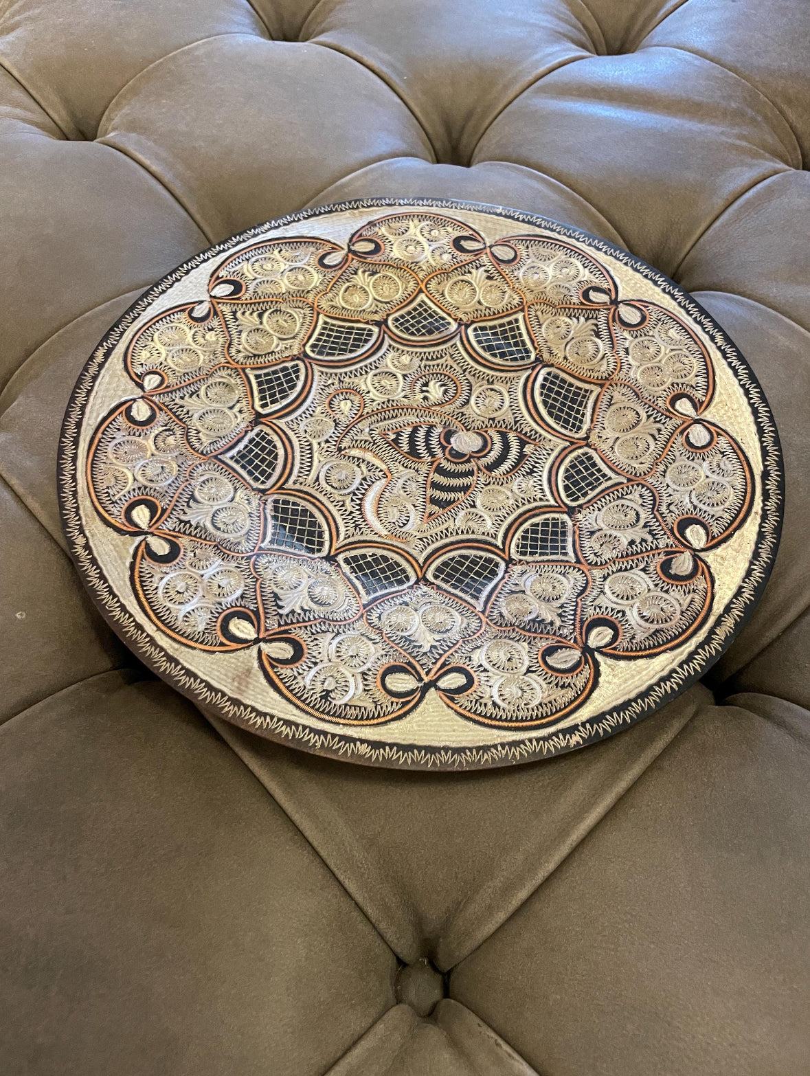 Vassoio ornamentale artigianale di lusso con motivi geometrici e floreali per servizio tè e caffè, design dettagliato e materiali premium.