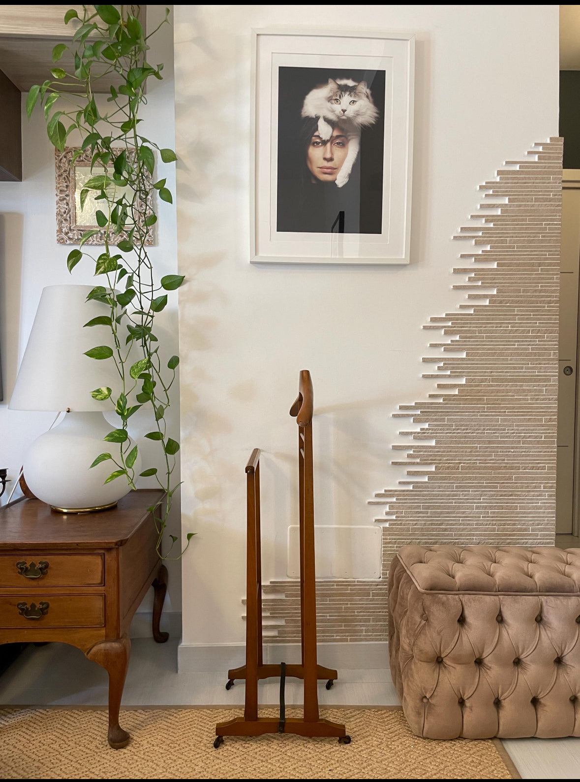 Fratelli Reguitti appendiabiti vintage in legno design italiano con struttura elegante per uomo, servomuto classico in ambiente soggiorno raffinato