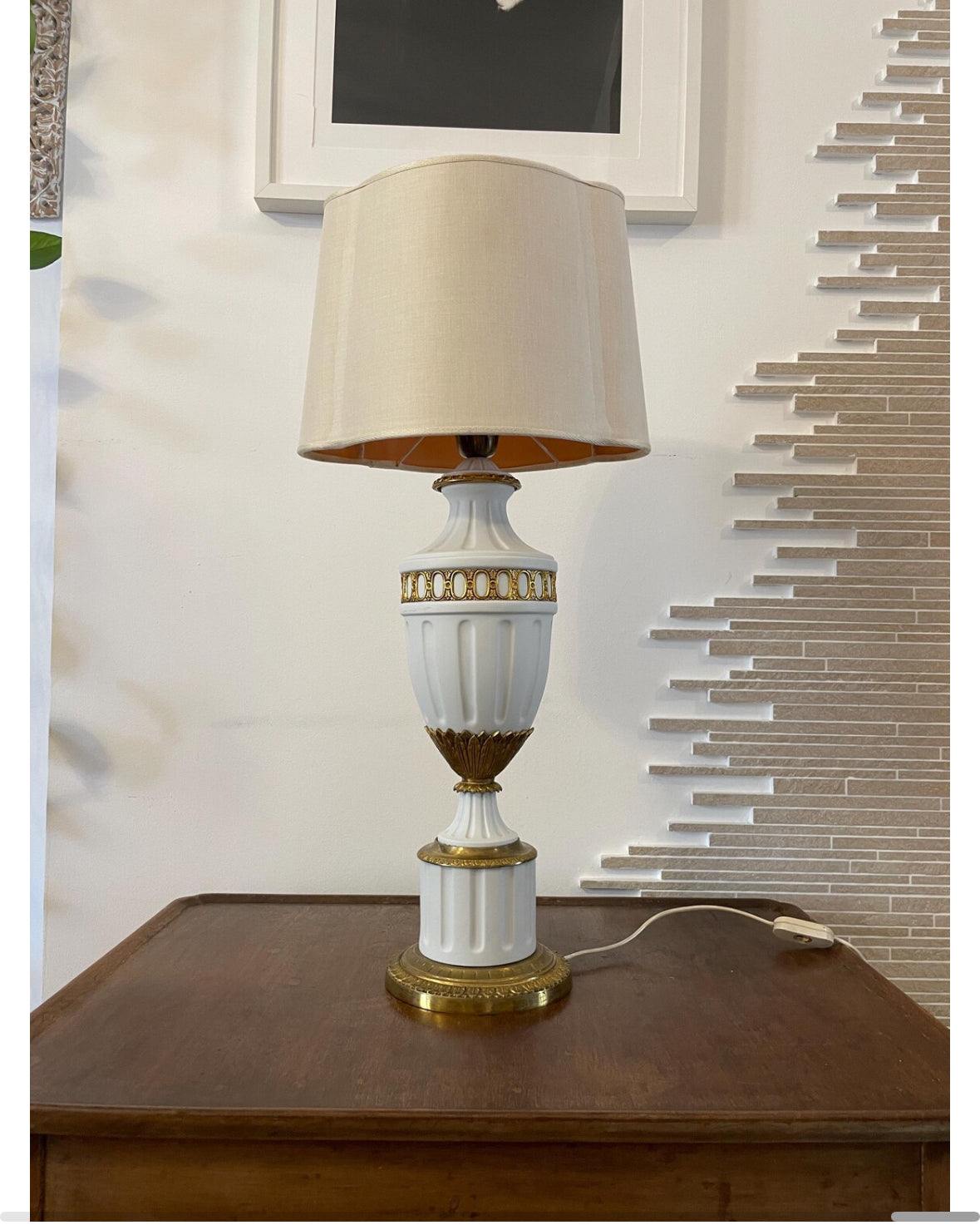Lampada da tavolo elegante in ceramica bianca lucida e dettagli in ottone dorato con paralume beige in stile vintage classico