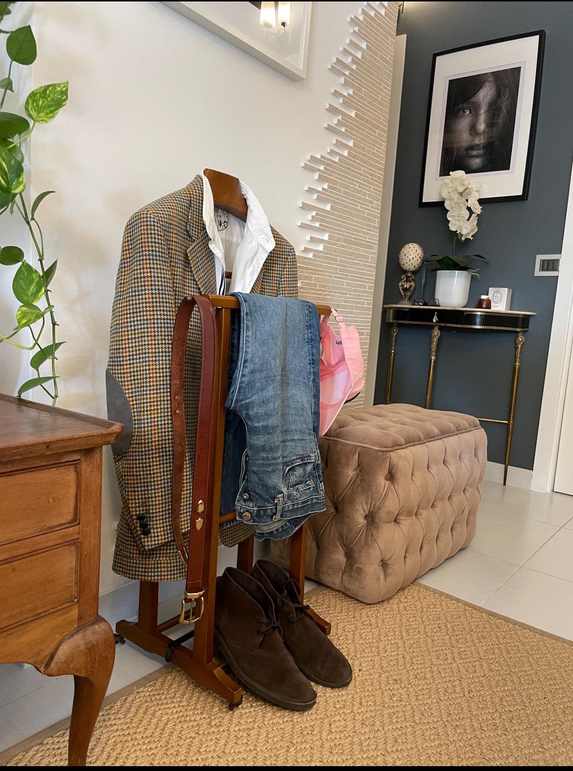 Fratelli Reguitti servomuto vintage in legno con abito, jeans e scarpe in ambiente elegante
