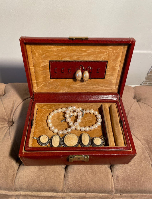 elegante grande portagioie vintage in pelle italiana con interno spazioso per collane, bracciali, orecchini e anelli, design di lusso per viaggi e uso quotidiano