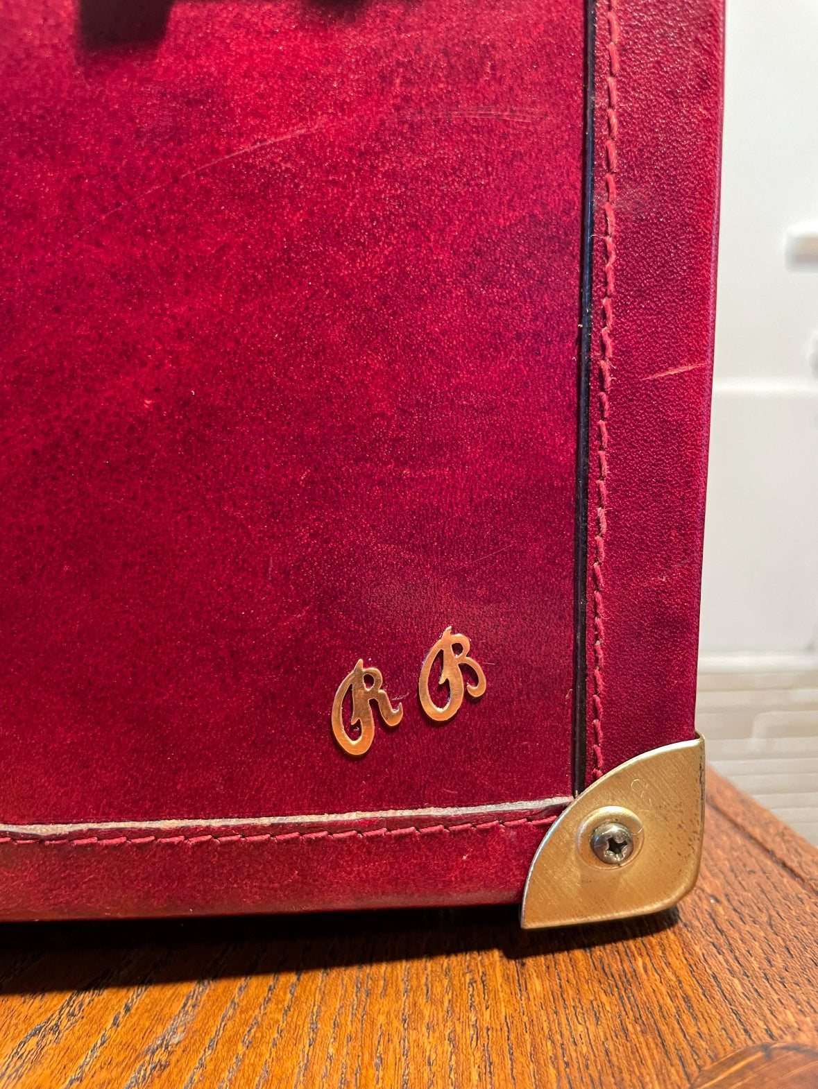 scatola portagioie vintage in pelle italiana con iniziali dorate e angolari metallici per organizzazione gioielli lusso