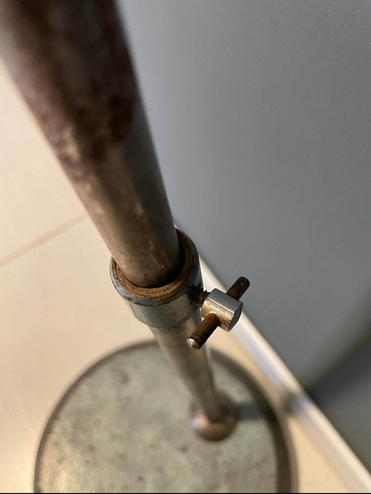appendino vintage industriale in metallo con base pesante e ganci in legno, design minimalista italiano